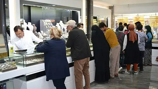 Vatandaş kuyumcuya koşuyor