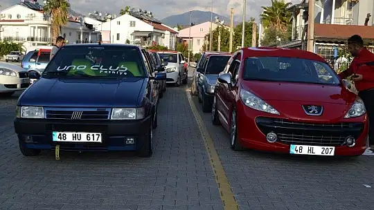 Türk bayrakları ile şehir turu attılar