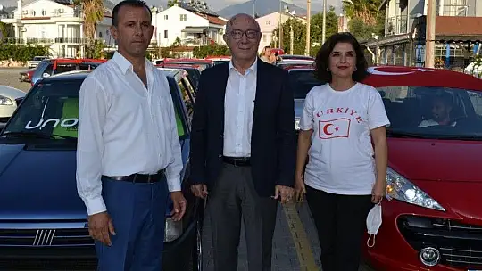 Türk bayrakları ile şehir turu attılar