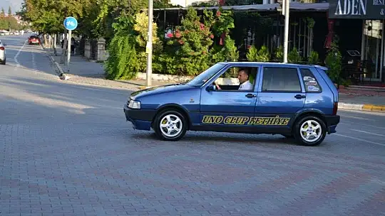 Türk bayrakları ile şehir turu attılar