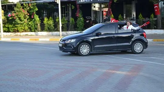 Türk bayrakları ile şehir turu attılar