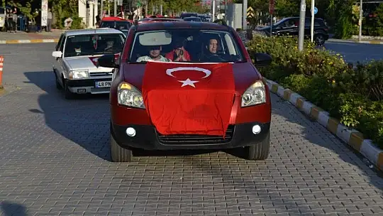 Türk bayrakları ile şehir turu attılar