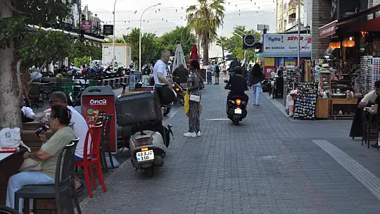Yasak Olmasına Rağmen Motorla Sokaktan Geçiyorlar