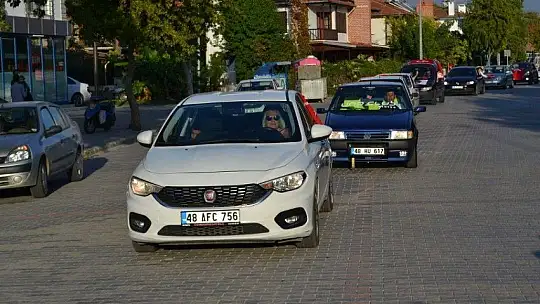 Türk bayrakları ile şehir turu attılar