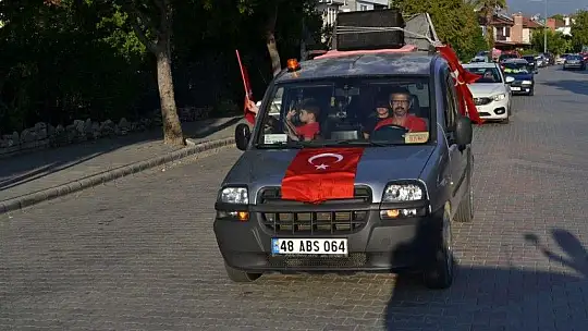 Türk bayrakları ile şehir turu attılar