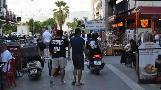 Yasak Olmasına Rağmen Motorla Sokaktan Geçiyorlar