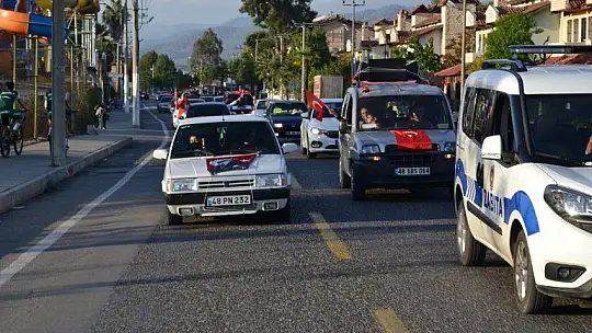 Türk bayrakları ile şehir turu attılar
