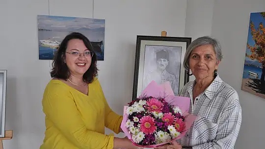 İlk Sergisinde Kızı Yalnız Bırakmadı