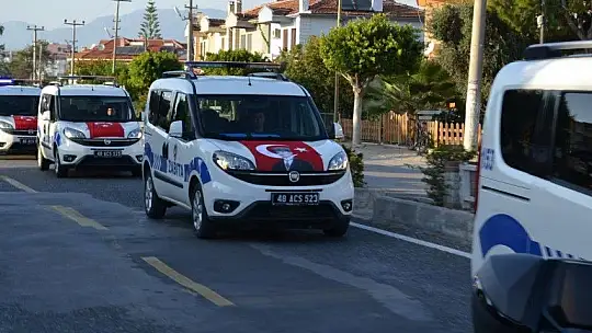 Türk bayrakları ile şehir turu attılar