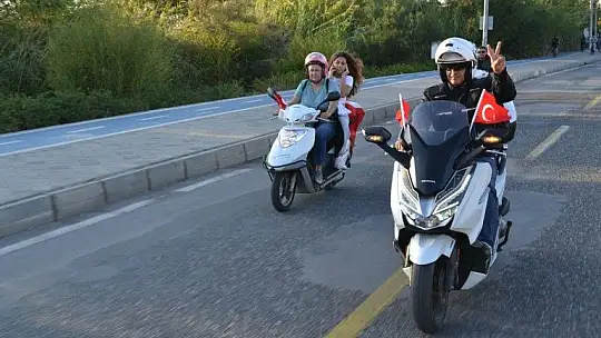 Türk bayrakları ile şehir turu attılar