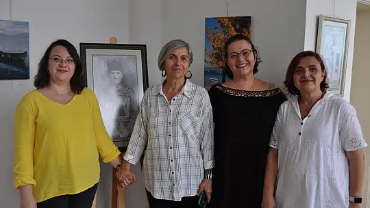 İlk Sergisinde Kızı Yalnız Bırakmadı