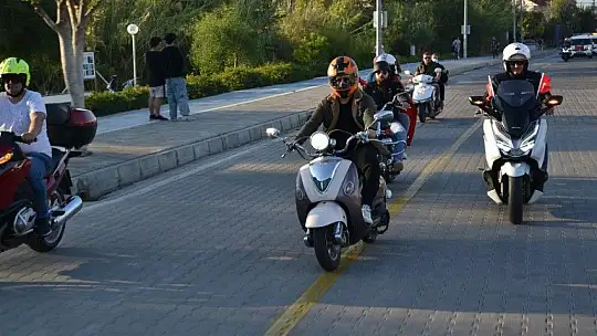 Türk bayrakları ile şehir turu attılar