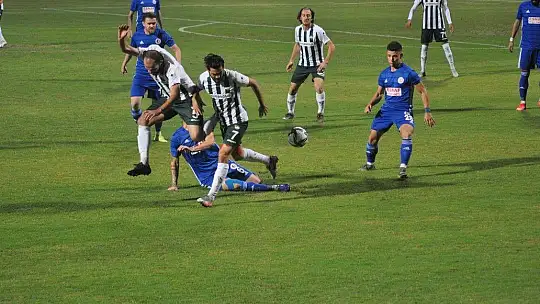 Lacivert-Beyazlılar liderliği bırakmıyor 2-1