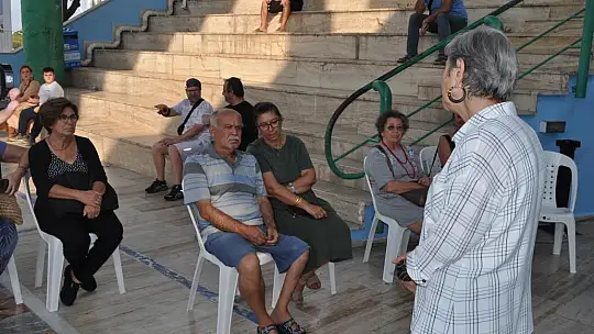 İlk Sergisinde Kızı Yalnız Bırakmadı