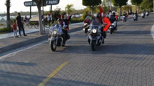 Türk bayrakları ile şehir turu attılar