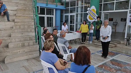 İlk Sergisinde Kızı Yalnız Bırakmadı