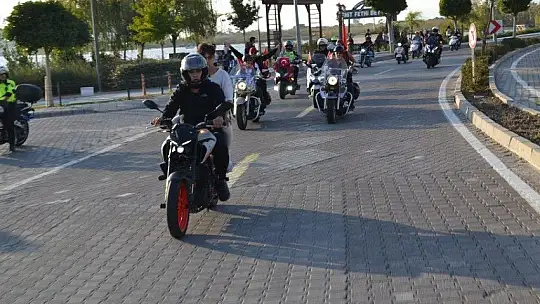 Türk bayrakları ile şehir turu attılar