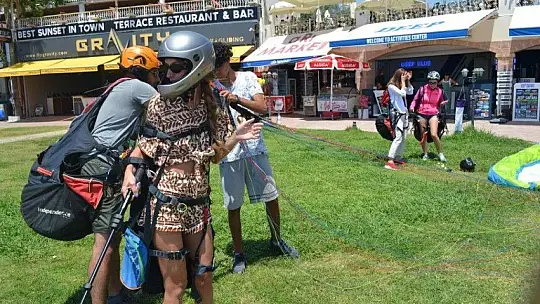 Ölüdeniz'de yerli ve yabancı turistlerden deniz keyfi