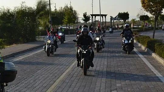 Türk bayrakları ile şehir turu attılar