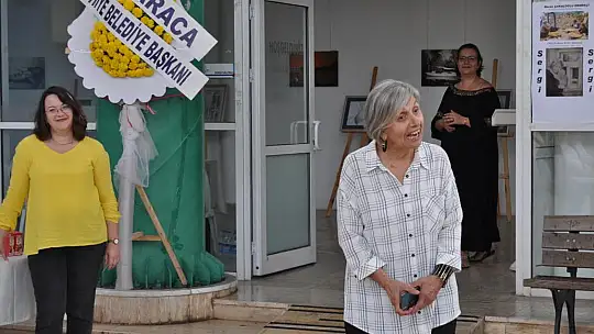 İlk Sergisinde Kızı Yalnız Bırakmadı