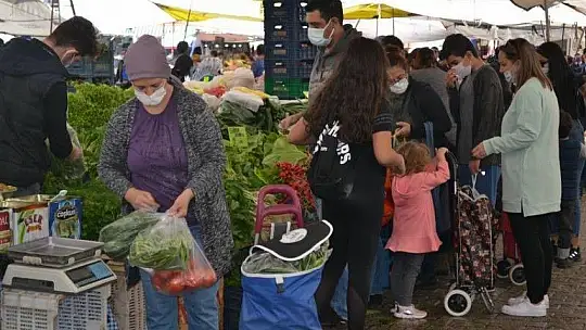 Semt pazarlarında sosyal mesafe ihlal ediliyor