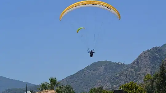 Ölüdeniz'de yerli ve yabancı turistlerden deniz keyfi