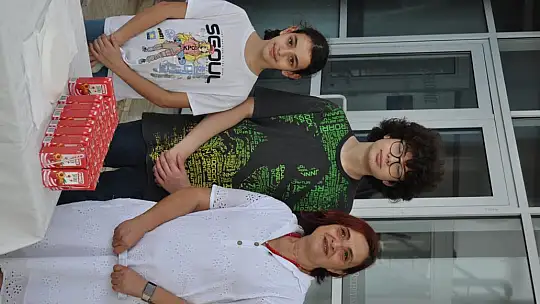 İlk Sergisinde Kızı Yalnız Bırakmadı