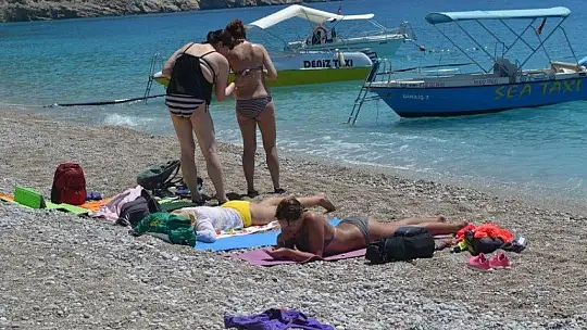Turistler denizin tadını çıkardı