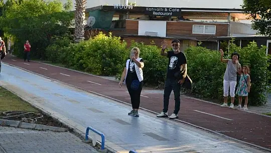 Türk bayrakları ile şehir turu attılar