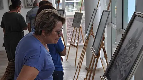 İlk Sergisinde Kızı Yalnız Bırakmadı