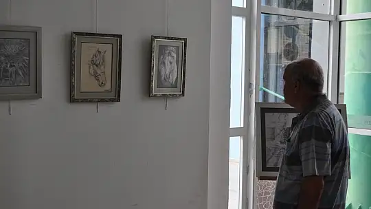 İlk Sergisinde Kızı Yalnız Bırakmadı