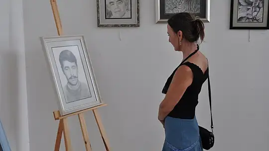 İlk Sergisinde Kızı Yalnız Bırakmadı