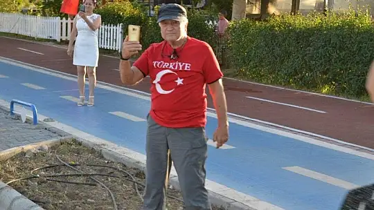 Türk bayrakları ile şehir turu attılar