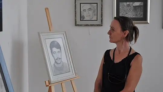 İlk Sergisinde Kızı Yalnız Bırakmadı