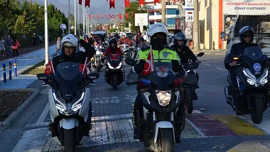 Türk bayrakları ile şehir turu attılar