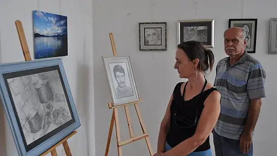 İlk Sergisinde Kızı Yalnız Bırakmadı