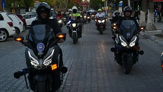 Türk bayrakları ile şehir turu attılar