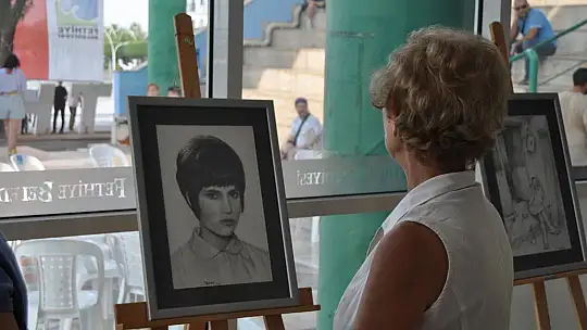 İlk Sergisinde Kızı Yalnız Bırakmadı