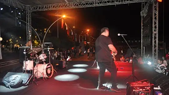 C'NB ve COVERMAN'den Cumhuriyet konseri