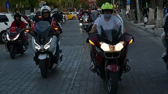 Türk bayrakları ile şehir turu attılar