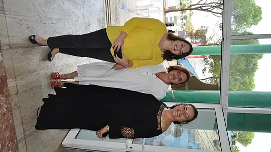 İlk Sergisinde Kızı Yalnız Bırakmadı