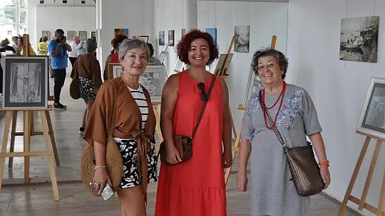 İlk Sergisinde Kızı Yalnız Bırakmadı