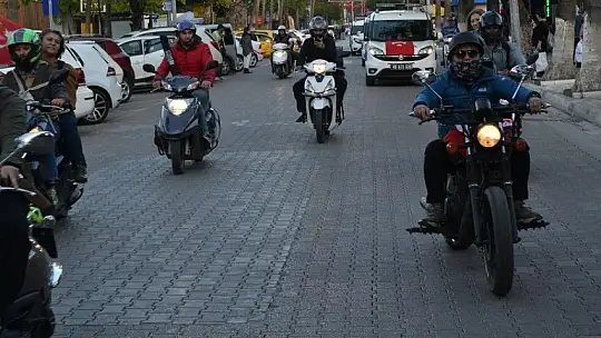 Türk bayrakları ile şehir turu attılar