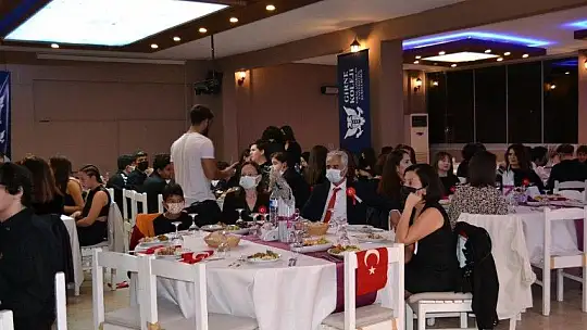 Girne Koleji Cumhuriyet balosunda bir araya geldi