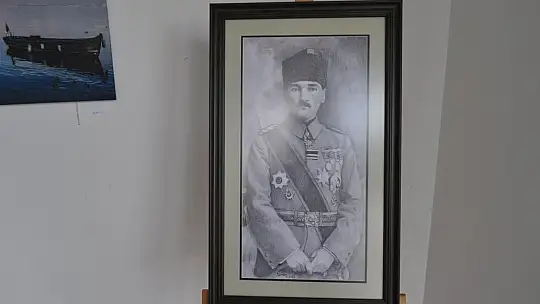 İlk Sergisinde Kızı Yalnız Bırakmadı