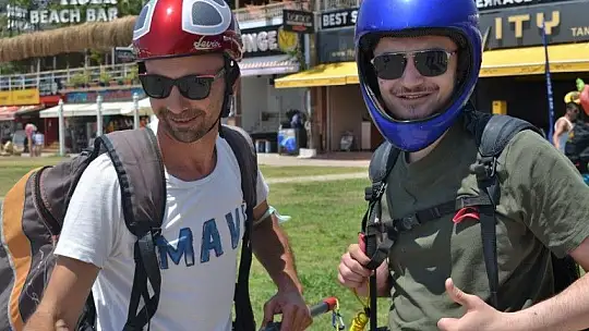 Ölüdeniz'de yerli ve yabancı turistlerden deniz keyfi