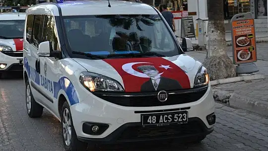 Türk bayrakları ile şehir turu attılar