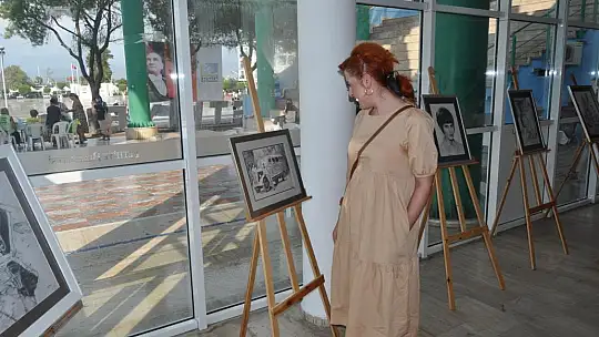 İlk Sergisinde Kızı Yalnız Bırakmadı