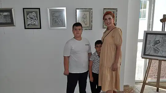 İlk Sergisinde Kızı Yalnız Bırakmadı