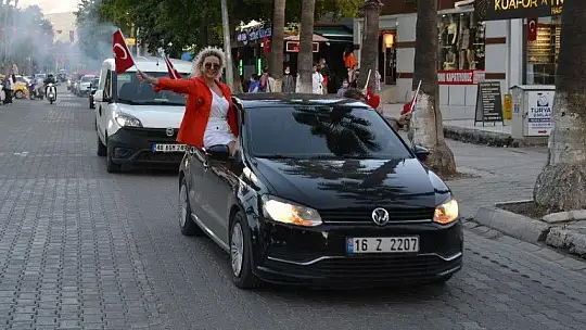 Türk bayrakları ile şehir turu attılar